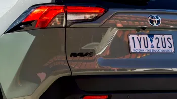 Toyota RAV4, cum nu ai văzut-o niciodată. Ce ne pregătește modelul pentru 2026 al SUV-ului de top scăpat pe internet