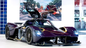Aston Martin Valkyrie așa cum nu l-ai văzut niciodată. De ce ai vrea o supermașină cu aur de 24 de karate