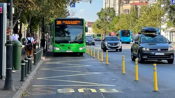 Cine poate circula pe banda special destinată transportului în comun? Detaliul din lege care te lasă fără bani în buzunar