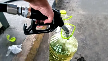 Benzina la PET şi dreptatea lui Piedone. De ce este un pericol acest obicei al românilor