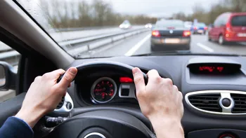 Boala de vedere care te poate lăsa fără permisul de conducere. Ce se întâmplă dacă ești prins fără ochelari la volan
