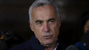 Călin Georgescu sfidează autorităţile. Gestul făcut de politician în faţa poliţiştilor, înainte de a intra la audieri. Foto