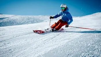 Cât a ajuns să coste o oră cu un instructor de schi în Poiana Brașov. Prețurile au explodat