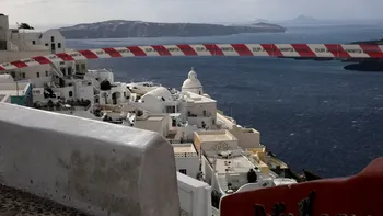 Cel mai negru scenariu pentru Santorini. Localnicii fug disperaţi de teama unui cutremur major: 