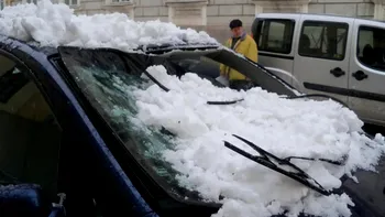 Cine plăteşte daunele dacă pică gheaţă pe maşină de pe bloc sau casă. Detaliul util în aceste zile