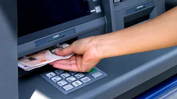 Coadă uriașă la un ATM din Londra, care a dat bani gratis. Cum a fost posibil