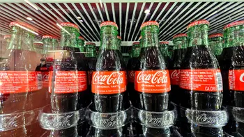 Lovitură pentru Coca-Cola în România: vânzările scad după legea care obligă tinerii să arate buletinul pentru energizante