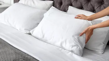Cum păstrezi pernele pufoase și curate cât mai mult timp. Trucul cameristelor din marile hoteluri