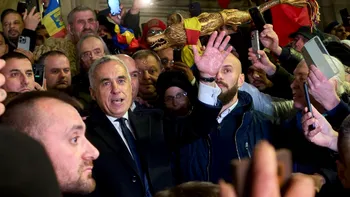 De ce a apărut Călin Georgescu în cârje printre protestatari, în Piaţa Victoriei. Au fost luate măsuri sporite de securitate