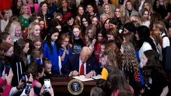 Trump semnează ordinul prin care interzice femeilor transgender să participe în sporturile feminine din SUA