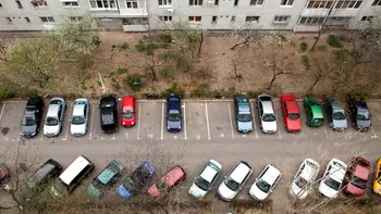 La câţi metri de bloc se pot face parcări pentru maşini. Detaliul din lege de care trebuie să se ţină cont