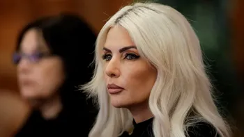 Laura Vicol, gest disperat la ieşirea din duba Poliţiei. Ce a arătat înainte de a fi dusă în faţa instanţei? Foto