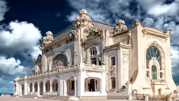 Legendele Cazinoului din Constanța: navigatorul care ar fi construit palatul în memoria fiicei sale moarte și jucătorii care s-ar fi aruncat în valuri, după ce și-au pierdut toți banii