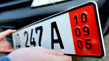 Nouă obligaţie privind plăcuţele de înmatriculare. Şoferii români mai au timp până în martie să se alinieze legii din Germania