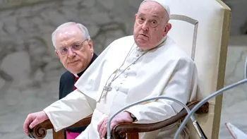 Papa Francisc, în stare critică: primește oxigen suplimentar, în urma unei crize respiratorii severe. Medicii sunt rezervați