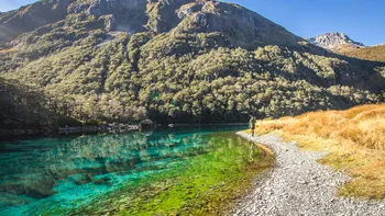 Locul pe care, dacă vrei să-l vizitezi, ești obligat să te ștergi pe picioare înainte să ajungi la el. De ce trebuie turiștii să urmeze acest ritual atunci când vizitează „cel mai limpede lac din lume”
