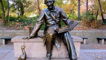 ”Rățușca cea urâtă” asculta basmele bunicii, pe care le punea în scenă în propriul teatru cu păpuși improvizat. Istoria lui Hans Christian Andersen, cel mai mare povestitor al literaturii