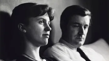 Sylvia Plath, marea poetă care și-a luat zilele din iubire. Depresia și trădarea lui Ted Hughes au îngenuncheat-o: ”Sărută-mă și vei vedea cât sunt de importantă”