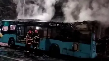 Un autobuz a luat foc joi dimineață în București. Șoferul și pasagerii au reușit să iasă la timp