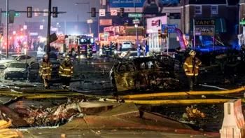 Un avion s-a prăbușit lângă un mall din Philadelphia, la bord fiind șase persoane, inclusiv un copil