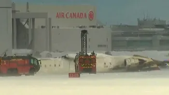 Un avion s-a răsturnat la aterizare, în Canada. Aeronava a rămas fără aripi, imagini dramatice