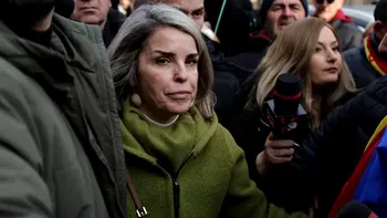 Biletul pe care Cristela Georgescu îl ţinea strâns în mână în faţa Parchetului General. Este imaginea zilei, mesajul simbolic