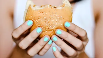 Ce se întâmplă în organismul tău după ce renunţi la mâncarea procesată? Studiul care arată cât de nocive sunt aceste alimente