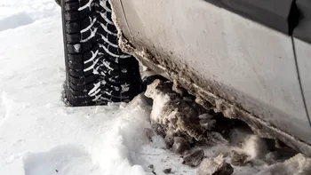 Cum se frânează corect pe zăpadă pentru a nu derapa? Sfaturile experţilor auto, manevrele care te scapă de accidente