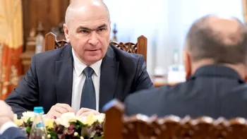 Primit cu garda de onoare de președintele Emmanuel Macron, Ilie Bolojan a scăpat o „românească”: a întârziat șase minute