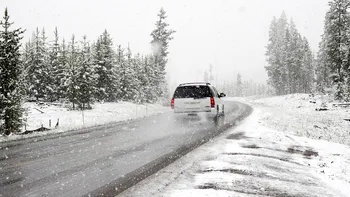 Abia acum se dezlănţuie cu adevărat iarna, în România. Temperaturile scad şi mai mult, unde va continua să ningă. ANM a emis coduri galbene