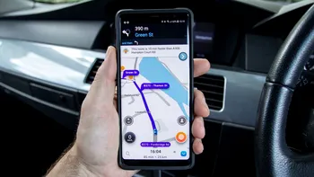 Funcții ascunse din Waze care îți fac călătoria mai ușoară. Cum vezi radarele și blocajele în timp real