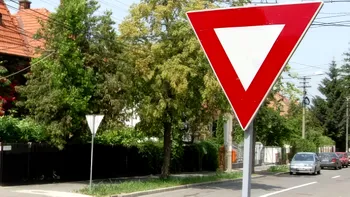 Indicatorul rutier de cedează trecerea - toți șoferii trebuie să cunoască legislația din România. Ce responsabilități ai, cum respecți Codul Rutier și eviți amenzi