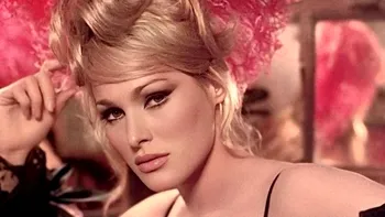 A frecat podelele și sobele din casa bunicului, a fost urmărită de Interpol și a devenit prima fată Bond din istoria cinematografiei. Marlon Brando a ”făcut-o” pe Ursula Andress un star al Hollywood-ului