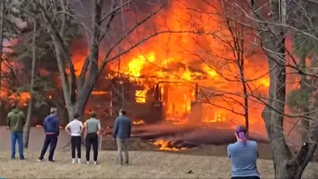 Un avion s-a prăbușit peste o casă în SUA provocând un incendiu uriaș. O persoană a murit