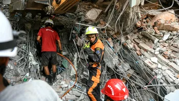 Bărbat salvat după 40 de ore de la cutremurul devastator din Myanmar. Salvatorii sapă cu mâinile goale după supraviețuitori