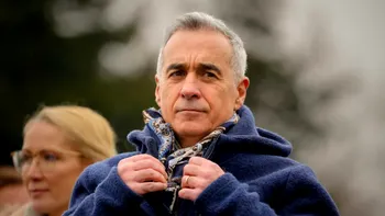 Călin Georgescu, flancat de gărzile de corp la ieşirea din Judecătoria Sectorului 1. A fost asaltat de mulţime