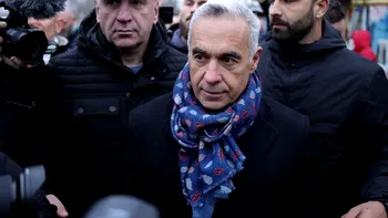 Călin Georgescu sfidează presa şi mulţimea din faţa Judecătoriei Sectorului 1. L-au deranjat întrebările: ”Tăceţi din gură!”