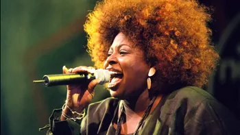 Angie Stone a murit la 63 de ani! Cântăreața hitului „Wish I Didn’t Miss You” s-a stins în urma unui accident rutier