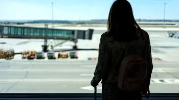 Care este diferența dintre zborurile cu escală și zborurile combinate. Ce variantă este bine să alegi ca să nu pierzi bani și timp