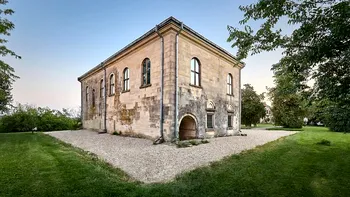 Casa de Piatră, cel mai vechi monument de arhitectură civilă din istoria României. Povestea conacului marelui cărturar Udriște Năsturel, cumnatul și sfătuitorul domnitorului Matei Basarab