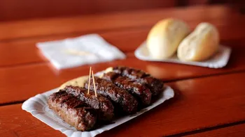 Cât au ajuns să coste micii din Obor, în martie 2025. Străinii stau la cozi uriaşe pentru a gusta deliciosul preparat