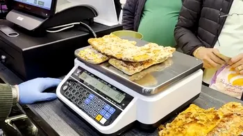 Cât costă o felie de pizza pe Aeroportul Otopeni. Banala gustare, săracă în ingrediente, l-a uimit pe Cristian Popescu Piedone: „Pâine la preț de bijuterii”
