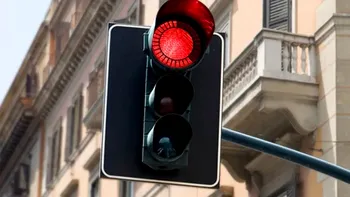 Ce amendă riști dacă treci pe roșu în 2025. Sancțiuni mai dure pentru șoferii care încalcă regulile