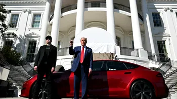 Trump iese să-și susțină prietenul Elon Musk, afectat de boicotul Tesla, și pozează cu vehiculele la Casa Albă într-o încercare disperată de a salva situația