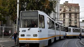 Incident extrem de grav în Bucureşti! O șină s-a desprins și a trecut prin podeaua unui tramvai. Circulaţia este blocată