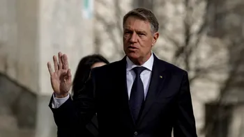 Klaus Iohannis, surprins în public după demisia de la Cotroceni. Cum a reacționat fostul președinte când a văzut că este filmat