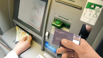LISTĂ: Băncile care au comision 0 lei pentru retragerea banilor de la bancomat, în România și străinătate
