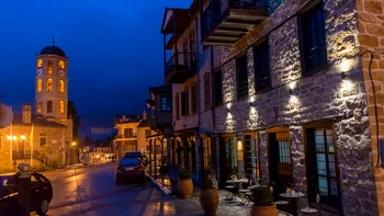 Orașul fermecător din Grecia care cucerește tot mai mulți turiști. Este o bijuterie ascunsă, cu plaje de vis și priveliști spectaculoase