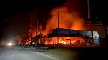 Magazinul Romstal din Odesa, distrus complet în urma atacului cu drone lansat de Rusia. Orașul, cuprins de flăcări