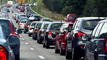 Maşina OZN zărită în traficul din Bucureşti. Un şofer a fotografiat-o rapid, ce marcă este: ”Ce porcărie! Zici că e tablou electric”